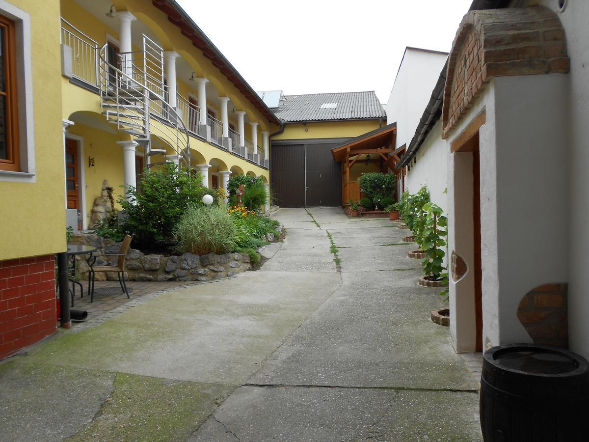 Weingut - Gaestezimmer Zum Schwalbennest Apartment Herrnbaumgarten Exterior photo