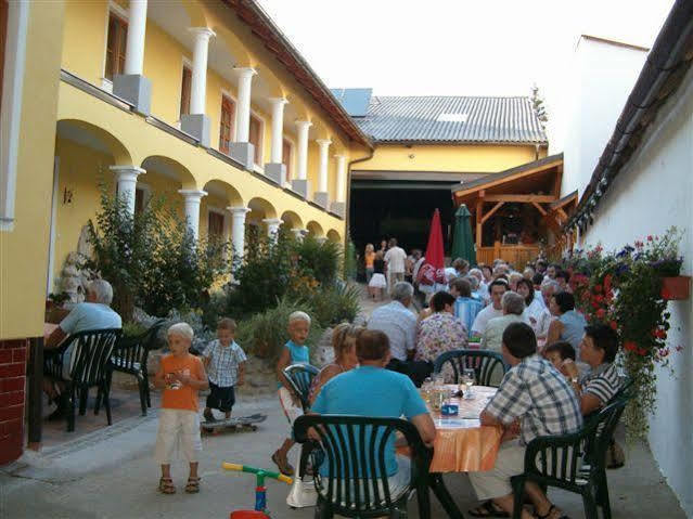 Weingut - Gaestezimmer Zum Schwalbennest Apartment Herrnbaumgarten Exterior photo